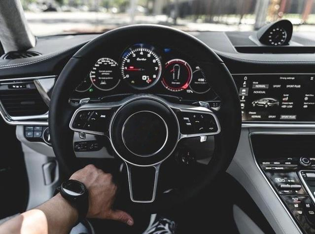 1667268300704940.jpg 汽車皮革方向盤套圖片1.jpg